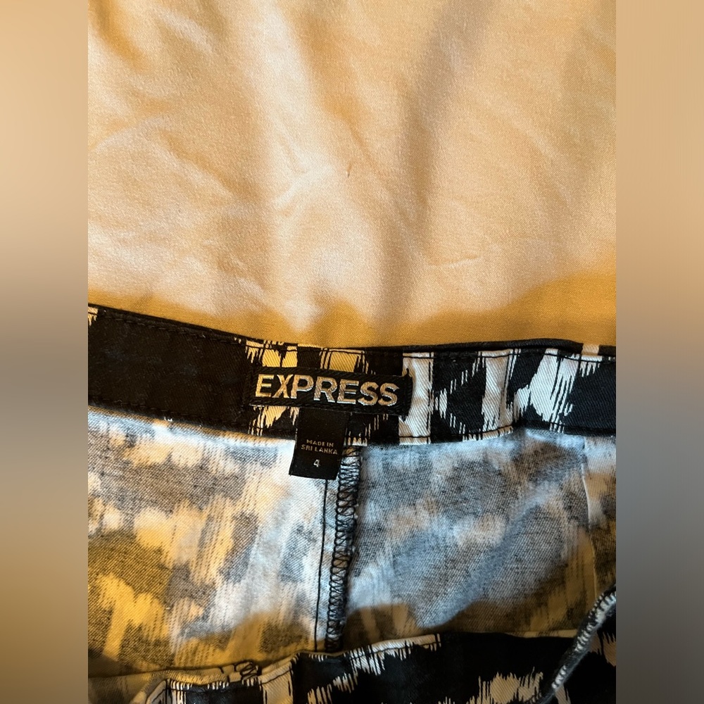 Express patterned shorts - Picture 2 of 2